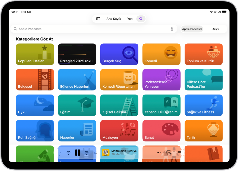 Podcast’ler uygulamasındaki Arama ekranı, podcast kategorilerini gösteriyor. Ekranın en altında Geri Sar, Duraklat, İleri Sar ve Uyku Sayacı düğmeleri, bölüm resmi, bölüm başlığı, Daha Fazla düğmesi ve Dökümü Görüntüle düğmesi var.