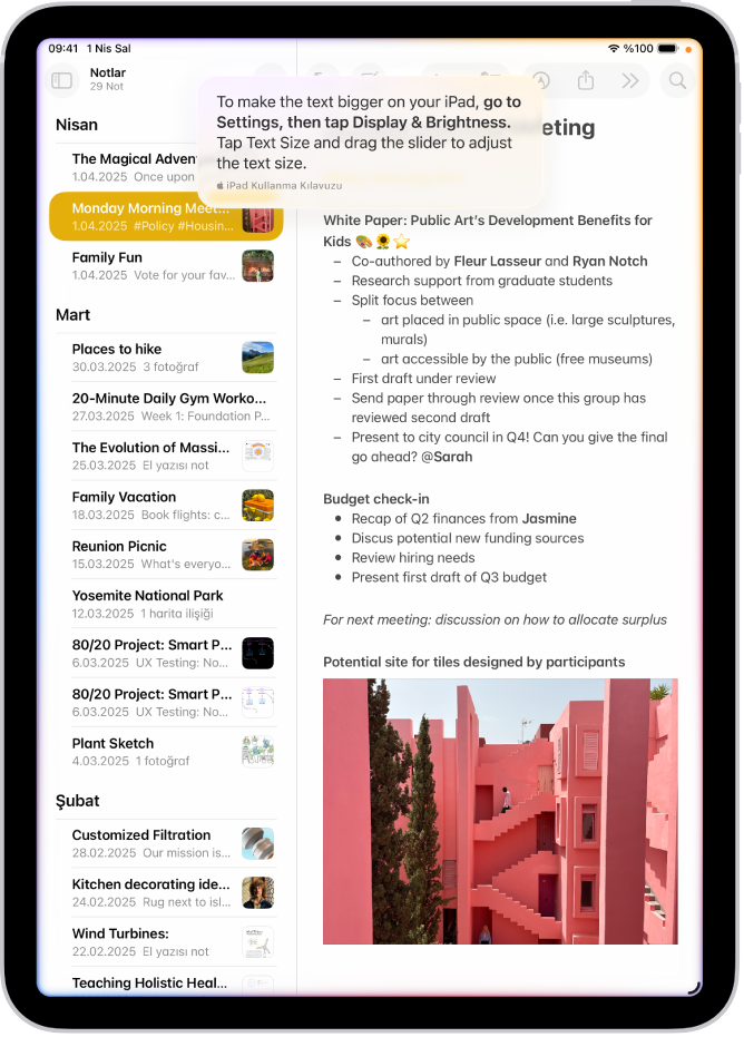 Bir iPad'de Notlar uygulamasında bir not ve Siri'nin metni büyütmek için verdiği adımlar gösteriliyor.