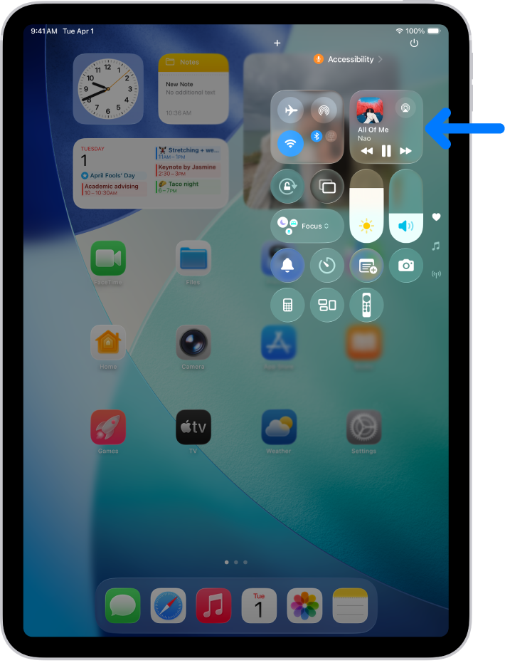 ‏iPad کنٹرول سینٹر جس میں آڈیو کارڈ کی طرف اشارہ کرتا ہوا ایک تیر دکھایا گیا ہے جہاں آپ لاک اسکرین سے یا کوئی دوسرا ایپ استعمال کرتے وقت موسیقی کنٹرول کر سکتے ہیں۔