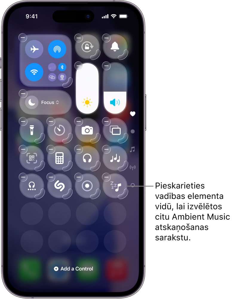 iPhone tālruņa ekrāns, kurā redzama izvēlne Control Center režīmā Edit