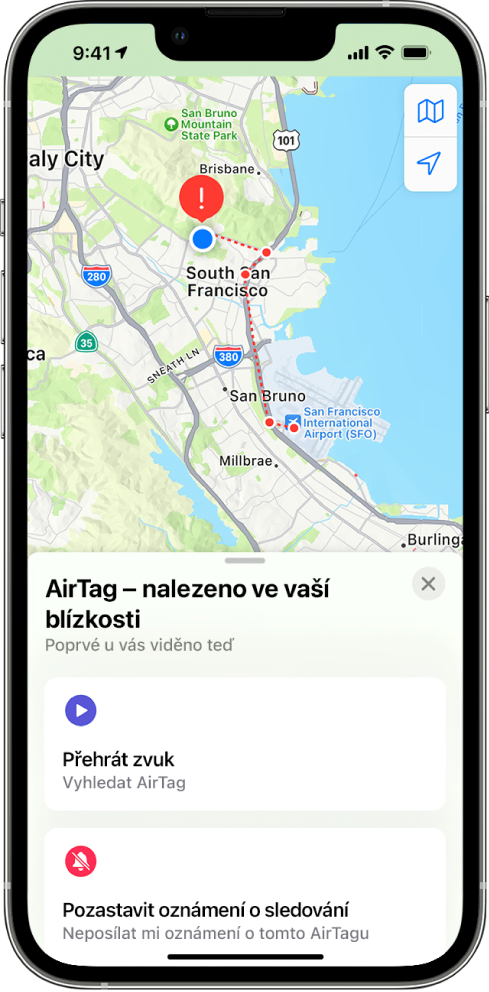 Displej iPhonu, na kterém je v aplikaci Mapy zobrazena informace o AirTagu detekovaném v blízkosti uživatele