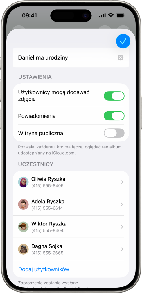 Ekran iPhone’a z udostępnianym albumem zdjęć oraz listą osób, którym ten album jest udostępniany.