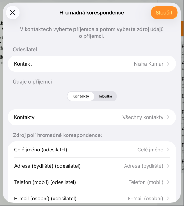 Zobrazený panel Hromadná korespondence s volbami pro výběr údajů odesilatele, změnu zdrojového souboru nebo tabulky, zobrazení náhledu s názvy polí hromadné korespondence a hromadného rozeslání dokumentu