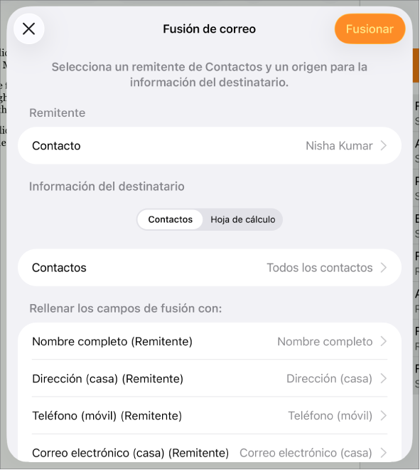 Panel de fusión de correo abierto con opciones para seleccionar la información del remitente, cambiar la tabla o el archivo de origen, previsualizar los nombres del campo de fusión o fusionar el documento.