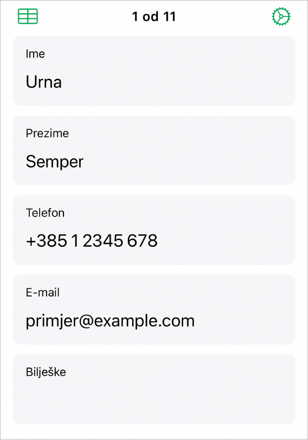 Jedan zapis u obrascu s poljima za ime, telefonski broj, e-mail i ostalo. Također, kontrole za prikaz povezane tablice i kontrole za podešavanje obrasca.