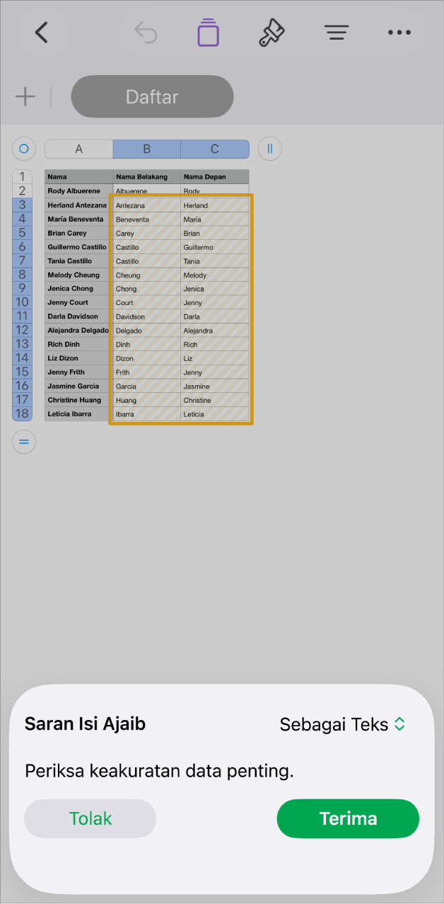 Spreadsheet dengan nama yang disorot dan menu pop-up Saran Isi Ajaib untuk menerima atau menolak saran tersebut.