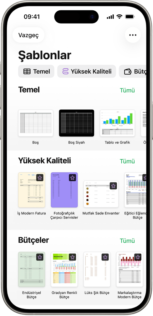 Üst taraf boyunca seçenekleri filtrelemek için dokunabileceğiniz kategori satırını gösteren şablon seçici. Altta, kategoriye göre satırlar halinde düzenlenmiş önceden tasarlanmış şablonların küçük resimleri yer alır; en üstte Son Kullanılanlar ile başlar, ardından Temel ve Kişisel Finans gelir. Yukarıda ve her bir kategori satırının üstünde Tümünü Gör düğmesi görünür. Dil ve Bölge düğmesi sağ üst köşededir.