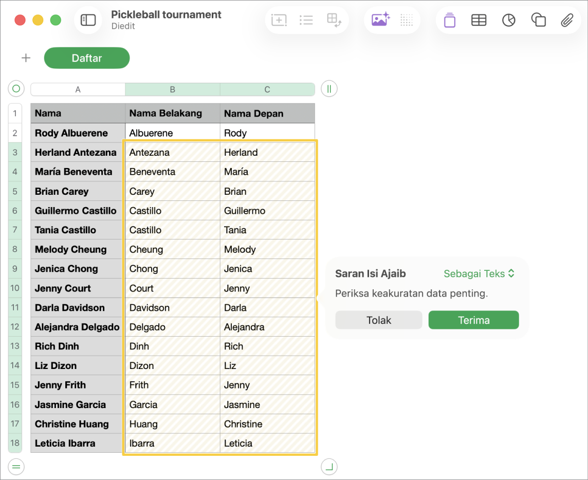 Spreadsheet dengan nama yang disorot dan menu pop-up Saran Isi Ajaib untuk menerima atau menolak saran tersebut.