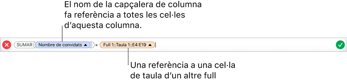 L’editor de fórmules, que mostra una fórmula que fa referència a una columna d’una taula i a una cel·la d’una altra taula.