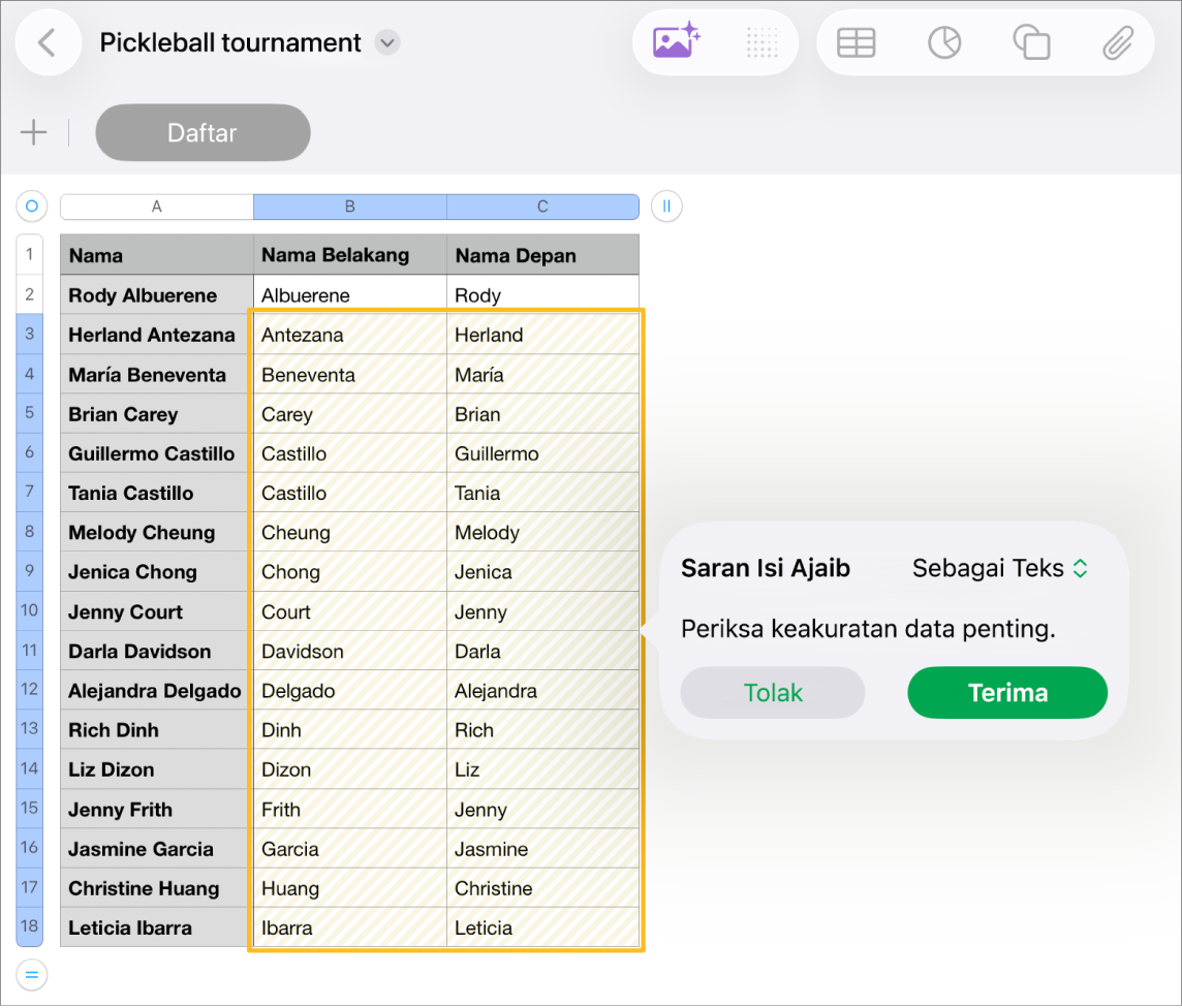 Spreadsheet dengan nama yang disorot dan menu pop-up Saran Isi Ajaib untuk menerima atau menolak saran tersebut.