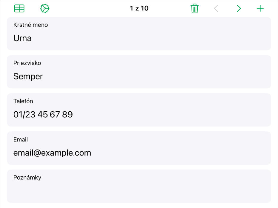 Jeden záznam vo formulári s poliami pre meno, telefónne číslo, email a ďalšie informácie. Navrchu sa tiež zobrazujú ovládacie prvky na zobrazenie prepojenej tabuľky, ovládacie prvky na nastavenie formulára a prvky na prepínanie medzi záznamami.