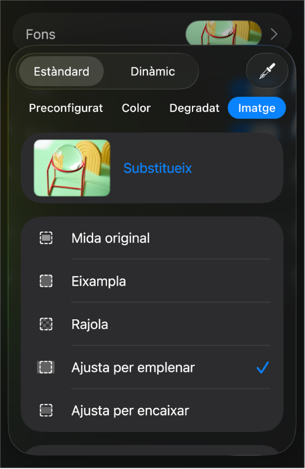 Els controls del fons amb una imatge com a fons de diapositiva i el control “Superposició de color” a la part inferior.