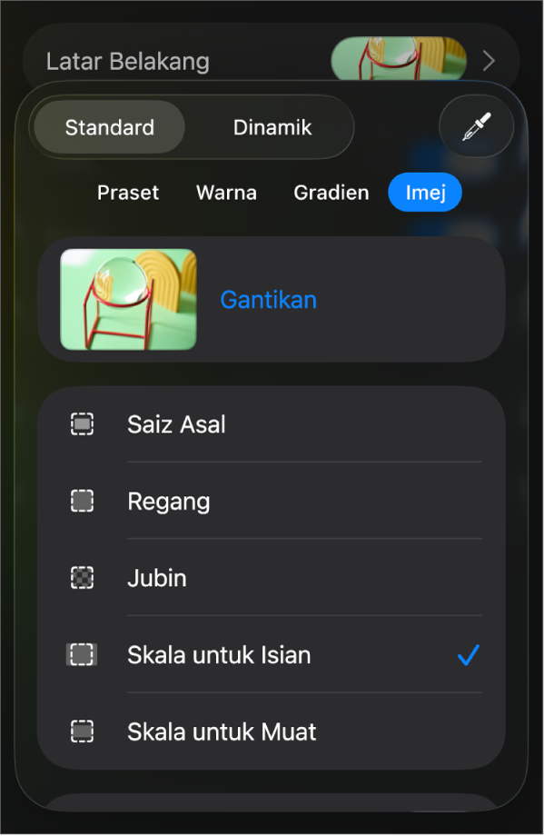 Kawalan Latar Belakang dengan imej disetkan sebagai latar belakang slaid dan kawalan Tindanan Warna di bahagian bawah.