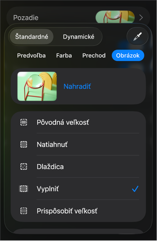 Ovládacie prvky pozadia s obrázkom nastaveným ako pozadie snímky a ovládačom Farebné prekrývanie v spodnej časti.