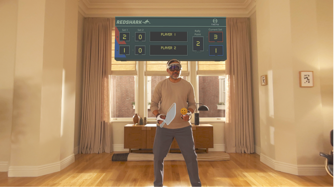 شخص يلعب لعبة في Apple Arcade على Apple Vision Pro يستخدم ذراع تحكم متصلة.