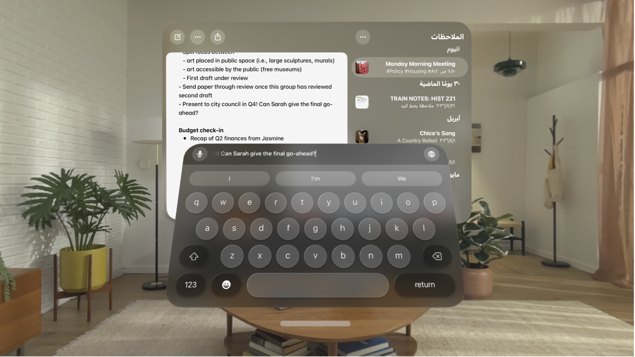 تطبيق الملاحظات على Apple Vision Pro، مع ظهور لوحة المفاتيح الافتراضية ومعاينة للنص الذي يتم تعديله فوقها.