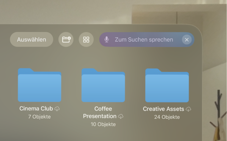 Die App „Dateien“ auf der Apple Vision Pro zeigt das hervorgehobene Suchfeld, während die Diktierfunktion aktiv ist.