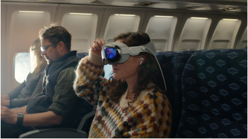 Una persona usando un Apple Vision Pro con unos AirPods Pro en las orejas.