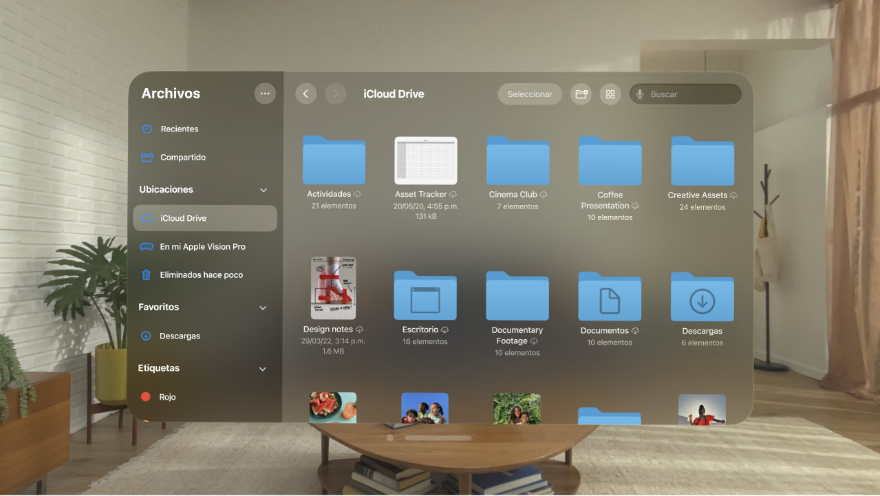 La app Archivos en el Apple Vision Pro mostrando carpetas y archivos que están en iCloud Drive.