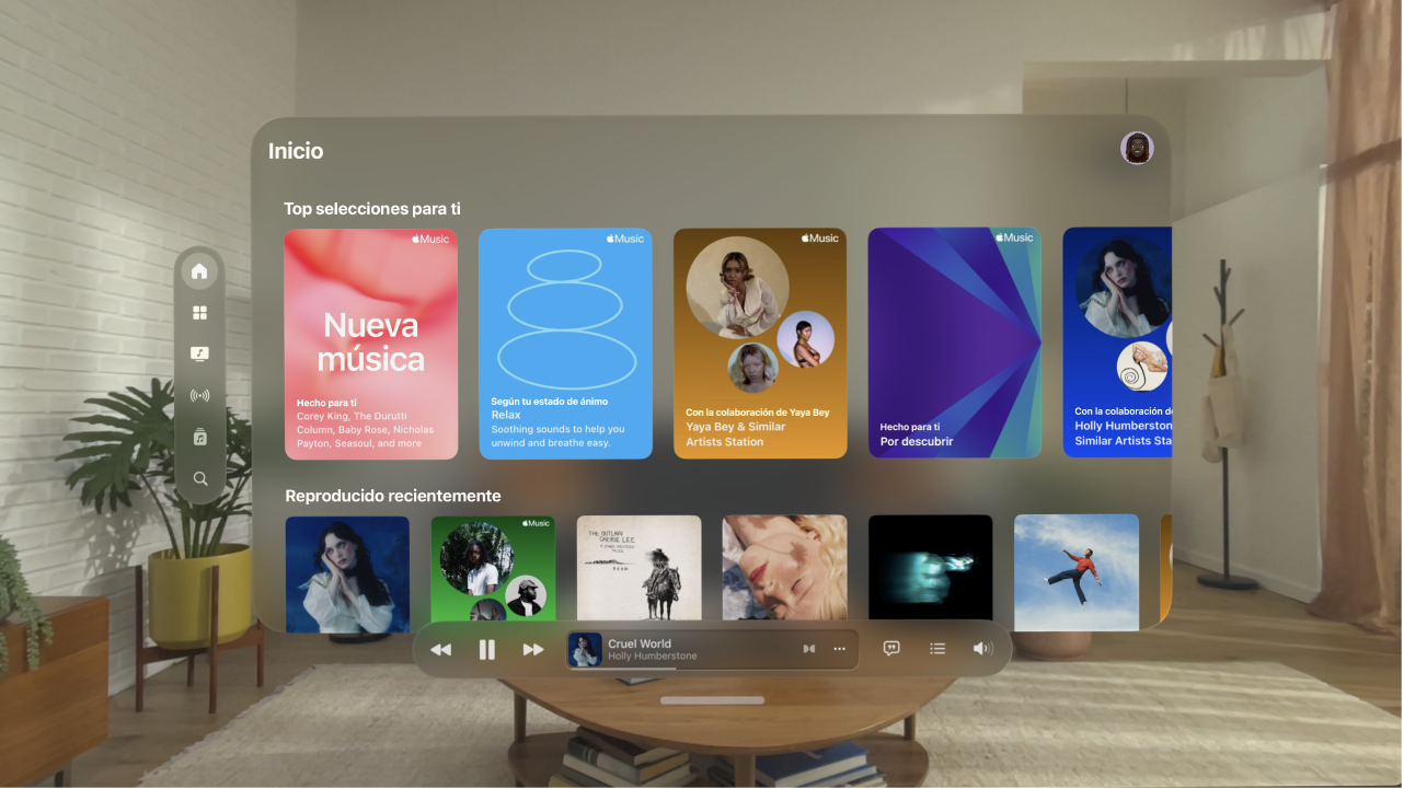 Ventana de la app Música del Apple Vision Pro con los controles del reproductor en la parte inferior de la ventana.