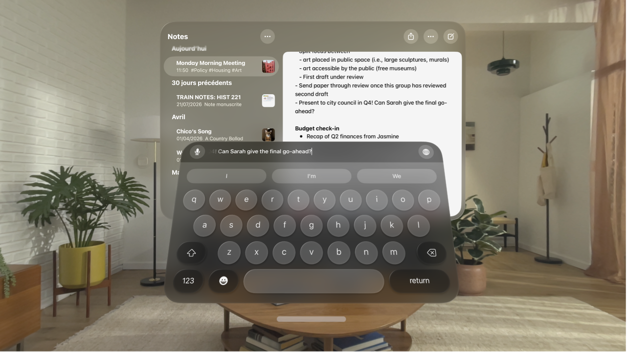 L’app Notes sur l’Apple Vision Pro, avec un clavier virtuel affiché, ainsi qu’un aperçu d’un texte en cours de modification au-dessus.
