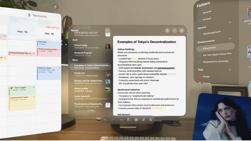 Plusieurs apps ouvertes sur l’Apple Vision Pro, organisées devant et autour de l’utilisateur.
