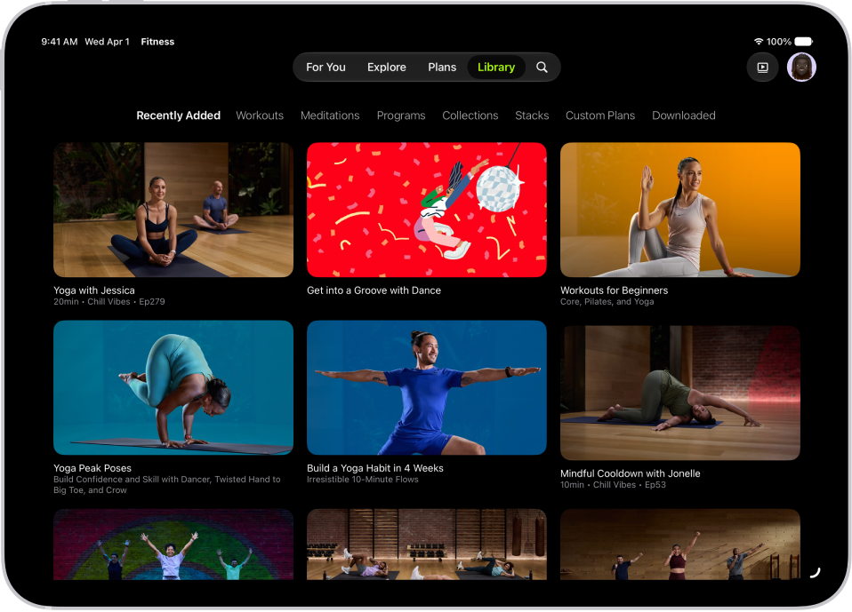Màn hình Thư viện trong Apple Fitness+ đang hiển thị các bài tập, bài thiền định và chương trình. Một hàng danh mục nằm ở đầu màn hình.