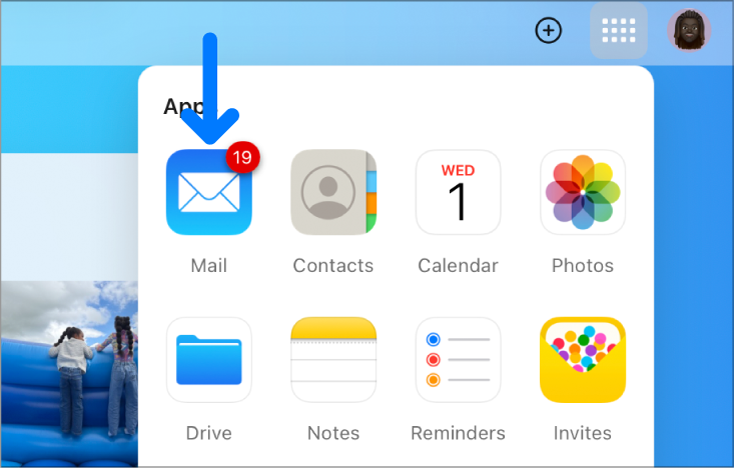 Di halaman utama iCloud.com, Peluncur App terbuka, dan ikon app Mail menampilkan tanda dengan angka tiga.