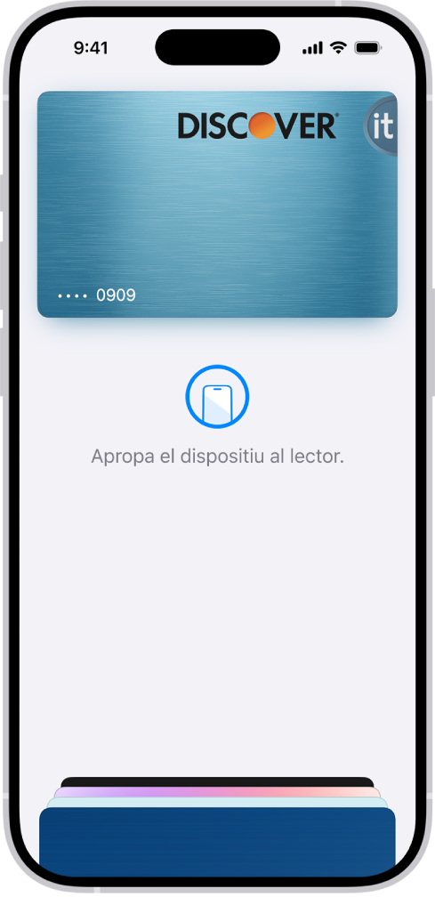 Una targeta de crèdit a la pantalla Cartera. A sota de la targeta, hi ha diu “Apropa el dispositiu al lector”.