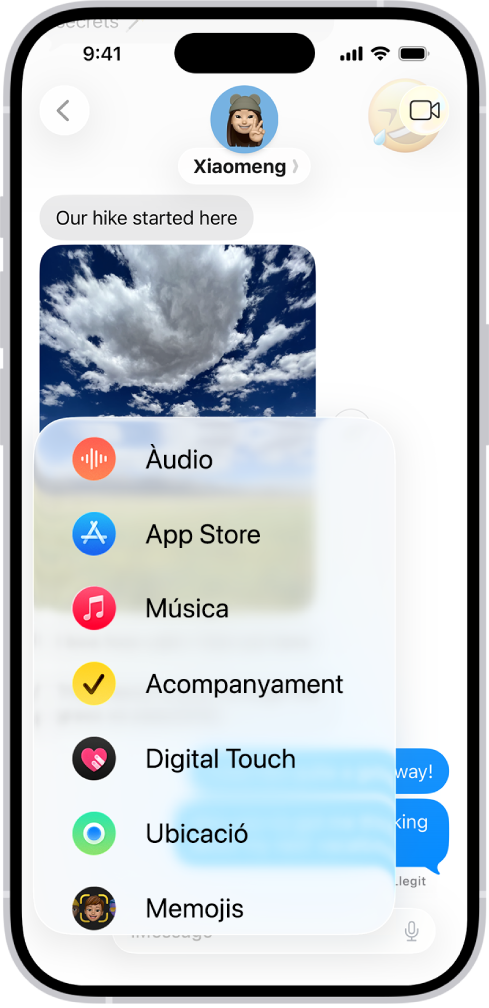 El menú “Afegeix” de l’app Missatges de l’iPhone mostra diverses funcions de l’iMessage: els missatges d’àudio, l’App Store, imatges GIF, l’acompanyament, Digital Touch, la ubicació compartida i els memojis.