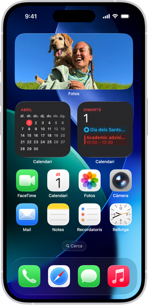 Pantalla d’inici de l’iPhone amb el mode fosc activat.