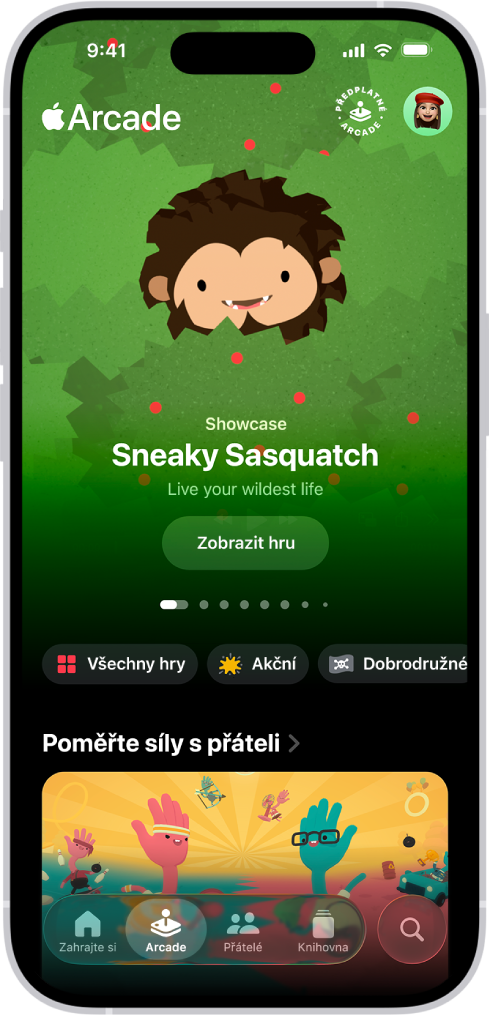 Obrazovka Arcade v aplikaci Apple Games s propagační grafikou doporučené hry. U dolního okraje displeje jsou vidět záložky Zahrajte si, Arcade, Přátelé, Knihovna a Hledat. Záložka Arcade je vybraná.