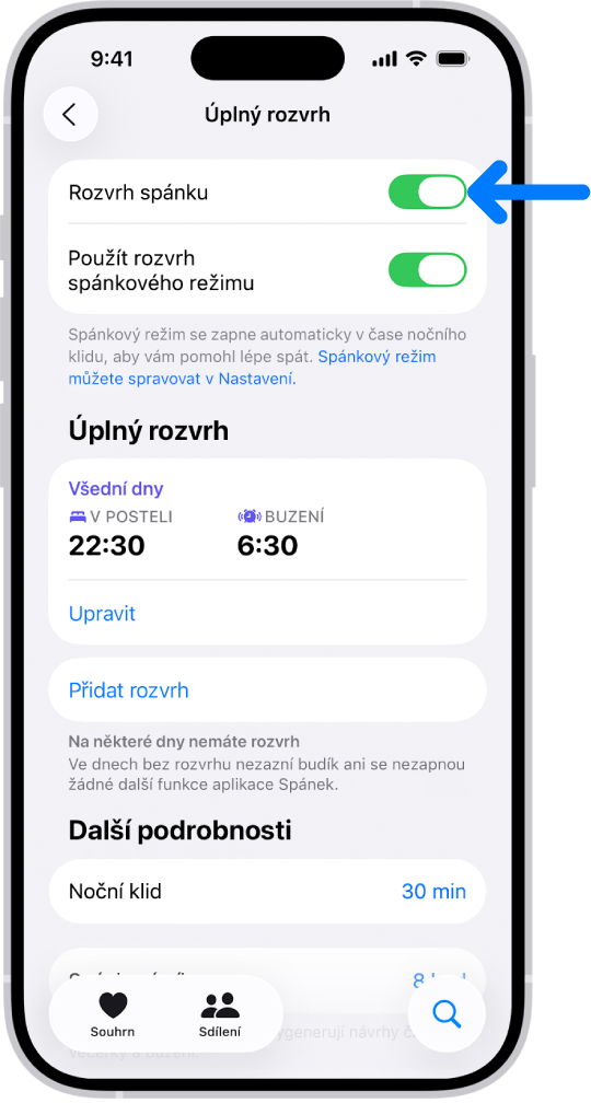 Obrazovka úplného rozvrhu spánku v aplikaci Zdraví se zapnutou volbou Rozvrh spánku u horního okraje