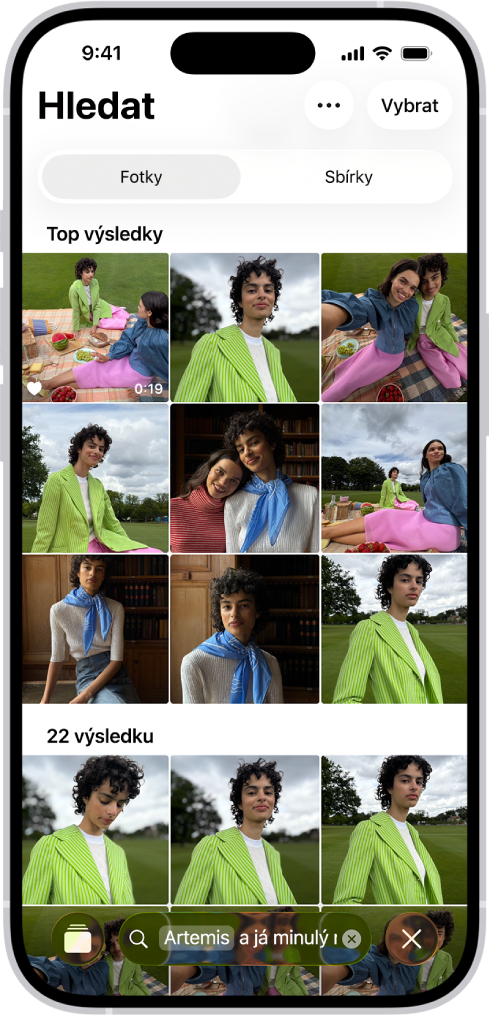 iPhone s fotkami v aplikaci Fotky. V dolní části obrazovky je vidět vyhledávací panel s popisem.