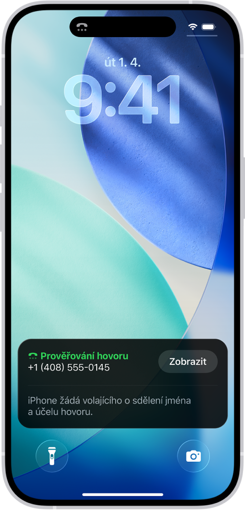 iPhone s oznámením funkce prověřování hovorů na zamknuté obrazovce. V oznámení je uvedeno, že iPhone požádal volajícího o sdělení jména a důvodu, proč volá.