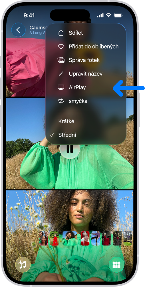 Na iPhonu se přehrává prezentace v aplikaci Fotky. Vpravo nahoře je vidět místní nabídka s volbou pro výběr přehrávání přes AirPlay.