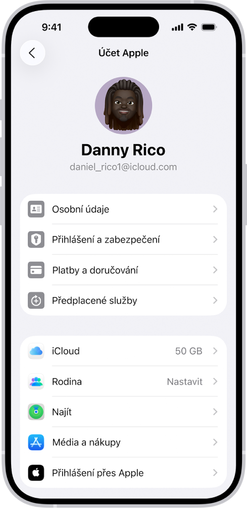 Nastavení účtu Apple se seznamem voleb zahrnujících osobní údaje, předplacené služby, funkci Najít a další