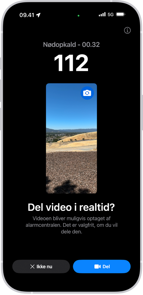 En skærm i Livevideo i Nød-SOS, der viser et nødopkald på telefonen med et videoeksempel i midten. Nederst ses knapperne Ikke nu og Del video.