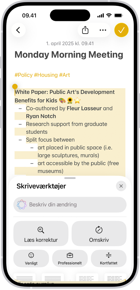 En iPhone med fremhævet tekst øverst på skærmen og vinduet Skriveværktøjer nederst. I vinduet Skriveværktøjer vises et felt foroven, hvor du kan beskrive den ønskede ændring. Under feltet vises muligheder i Skriveværktøjer.
