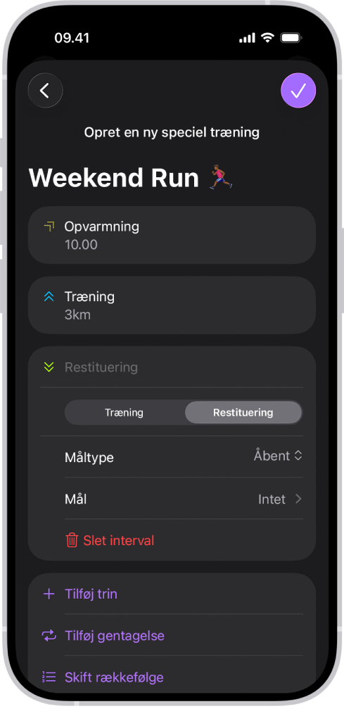 Skærmen Speciel træning i Fitness viser intervaller til opvarmning, træning og restituering. Nederst på skærmen findes knapper til at tilføje et trin, gentage et interval og ændre rækkefølgen på intervaller.
