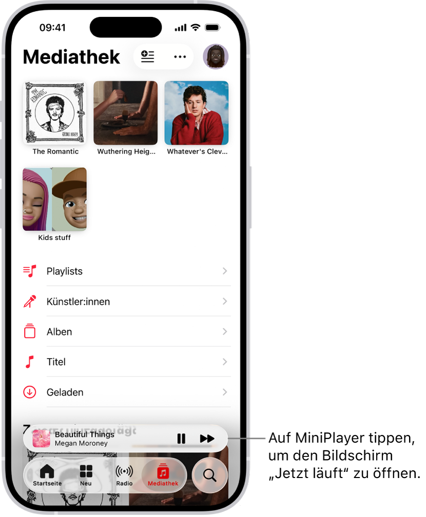Der Tab „Mediathek“ zeigt den Mini-Player im unteren Bereich. Der Mini-Player zeigt den Namen des aktuell wiedergegebenen Titels an. Die Tasten „Pause“ und „Nächster Titel“ befinden sich rechts vom Namen des Titels. Tippe auf den Mini-Player, um den Bildschirm „Jetzt läuft“ zu öffnen.