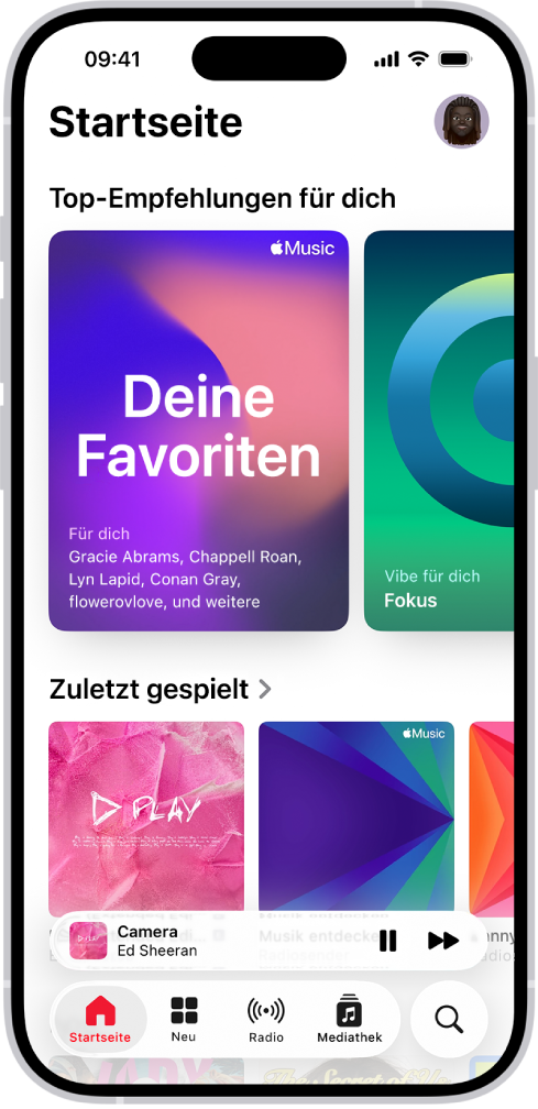 Der Tab „Startseite“ der App „Musik“ mit den Top-Empfehlungen oben. Du kannst nach links oder rechts streichen, um weitere, nur für dich gewählte Musik anzuzeigen. Die Option „Zuletzt gespielt“ wird unten angezeigt.
