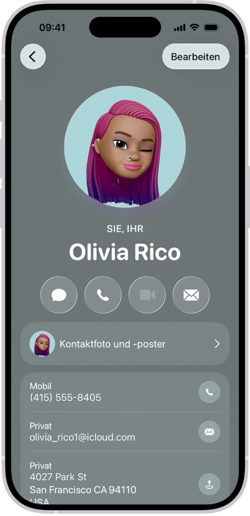 Ein Kontakt namens „Olivia Rico“ mit den Pronomen „Sie“, „Ihr“ und „Ihre“ unter ihrem Kontaktfoto. Unter ihrem Namen werden die Tasten zum Kontaktieren per Nachricht, Anruf, E-Mail und zur Verwendung von Apple Pay angezeigt. Unten auf dem Bildschirm werden die Mobilnummer und die E-Mail-Adresse des Kontakts angezeigt.