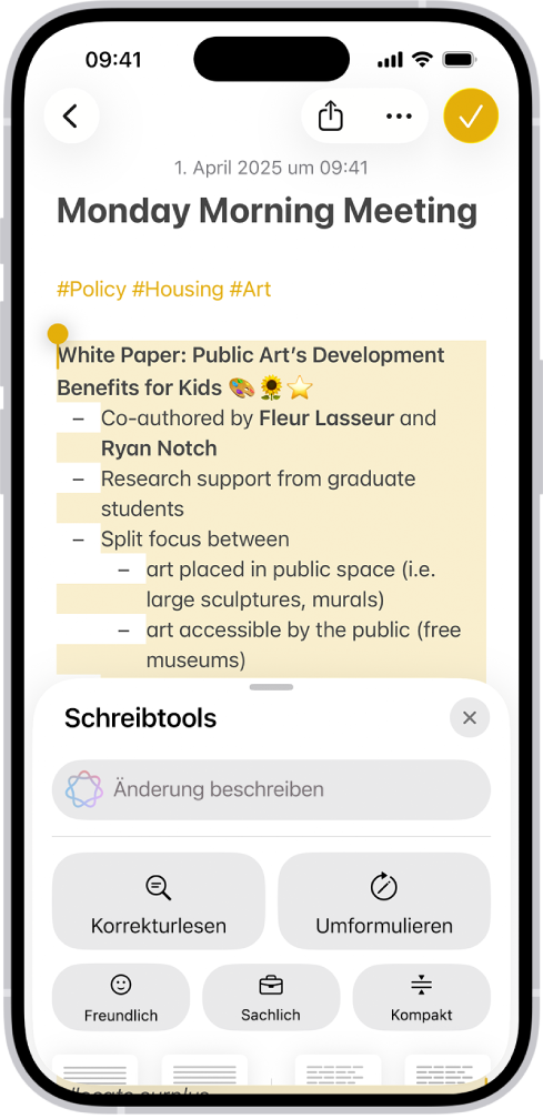 Ein iPhone zeigt markierten Text oben am Bildschirm und den Bereich „Schreibtools“ unten. Der Bereich für „Schreibtools“ zeigt oben ein Feld an, wo du die gewünschte Änderung angeben kannst. Unten werden Optionen für „Schreibtools“ angezeigt.