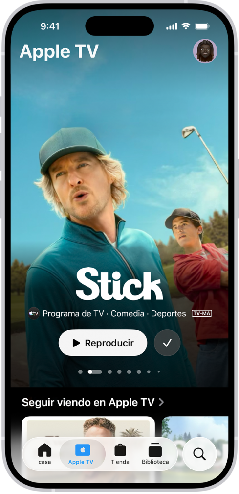 La pestaña Apple TV muestra un elemento destacado Apple Original con el título, el botón Reproducir y una descripción del episodio. En la parte inferior, de izquierda a derecha, se encuentran las pestañas Inicio, Apple TV, Tienda, Biblioteca y Buscar.