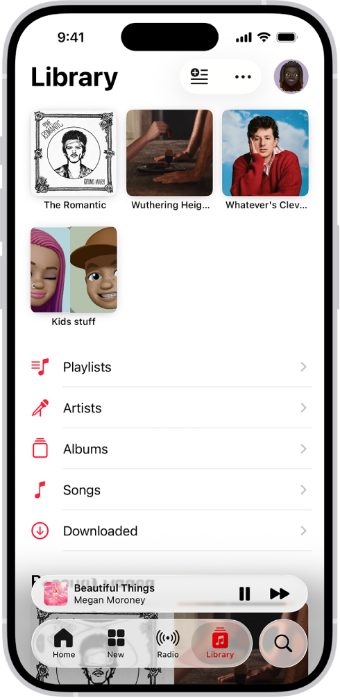 Vahekaart Library, kus on toodud kategooriate loend valikutega Playlists, Artists, Albums, Songs, Music Videos ja Downloaded. Loendi all on pealkiri Recently Added. MiniPlayer, mis kuvab hetkel esitatava loo nime ning allosas asuvad nupud Pause ja Next