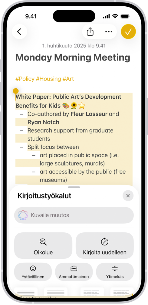 iPhone, jossa näkyy Muistiinpanot-apissa kirjoitettavana oleva teksti. Näytön alaosassa on Kirjoita Kirjoitustyökaluilla ‑ikkuna, jossa näkyvät vaihtoehdot muun muassa ChatGPT:n avulla parantelua, uudelleen kirjoittamista ja ChatGPT-ehdotusten valintaa varten.