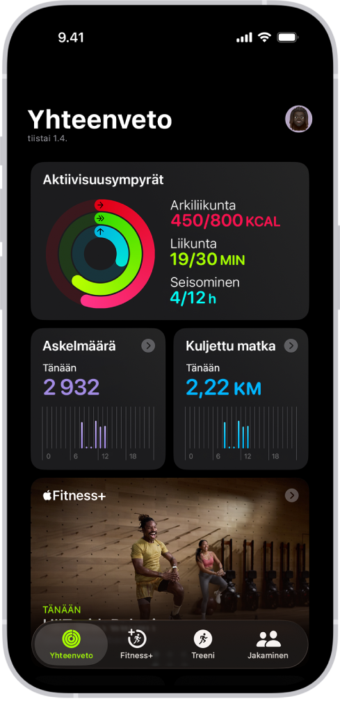 Kuntoilu-apin Yhteenveto-näyttö, jossa näkyvät Aktiivisuusympyrät-, Askelmäärä-, Matka‑ ja Apple Fitness+ ‑alueet.