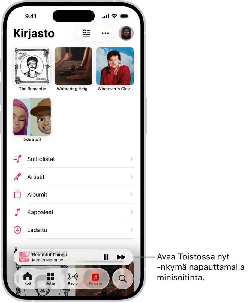 Kirjasto-välilehti, jolla näkyy minisoitin lähellä alareunaa. Minisoitin näyttää toistettavan kappaleen nimen. Keskeytä- ja Seuraava raita ‑painikkeet ovat kappaleen nimen oikealla puolella. Avaa Toistossa nyt ‑näkymä napauttamalla minisoitinta.