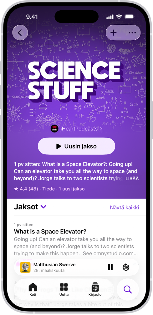 Podcastit-apin ohjelmasivu, jolla näkyy jaksoluettelo. Näytön yläreunassa ovat Takaisin-, Seuraa- ja Lisää-painikkeet. Näytön alareunassa on minisoitin. Sen alla ovat Koti-, Uusi-, Kirjasto- ja Haku-painikkeet.